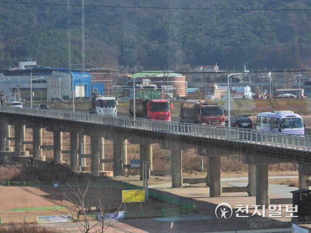 골재를 실은 화물차량들이 문막교를 통과하고 있다. ⓒ천지일보 2021.11.25
