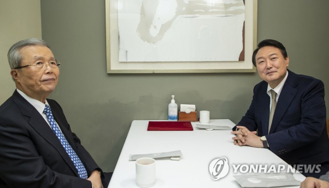 국민의힘 윤석열 대선 후보(오른쪽)와 김종인 전 비상대책위원장이 24일 저녁 서울시내 한 식당에서 만찬 회동을 하고 있다. (출처: 연합뉴스)