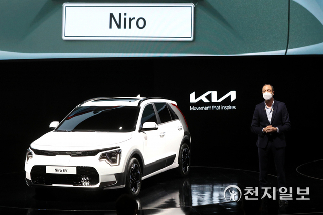 [천지일보=남승우 기자] 카림 하비브 기아자동차 전무가 25일 경기 고양시 일산 킨텍스 제2전시관에서 개최된 ‘2021 서울모빌리티쇼’ 프레스데이에서 기아의 전용 친환경 스포츠유틸리티차량(SUV) 모델 ‘디 올 뉴 기아 니로’를 소개하고 있다. ⓒ천지일보 2021.11.25