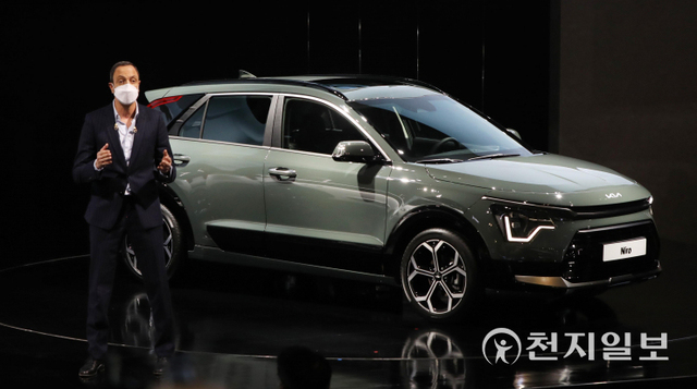 [천지일보=남승우 기자] 카림 하비브 기아자동차 전무가 25일 경기 고양시 일산 킨텍스 제2전시관에서 개최된 ‘2021 서울모빌리티쇼’ 프레스데이에서 기아의 전용 친환경 스포츠유틸리티차량(SUV) 모델 ‘디 올 뉴 기아 니로’를 소개하고 있다. ⓒ천지일보 2021.11.25