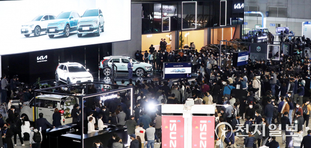 [천지일보=남승우 기자] 25일 오전 경기 고양시 킨텍스 제2전시관에서 ‘2021 서울모빌리티쇼’ 프레스데이가 개최된 가운데 기아자동차 부스가 취재진들로 북적이고 있다. ⓒ천지일보 2021.11.25