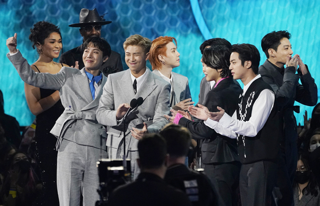 방탄소년단(BTS)이 21일(현지시간) 미 캘리포니아주 로스앤젤레스의 마이크로소프트 극장에서 열린 ‘아메리칸 뮤직 어워즈’(American Music Awards·AMA)에 참석해 '버터'로 ‘페이버릿 팝송'(Favorite Pop Song) 부문 상을 받고 있다. (출처: 뉴시스)