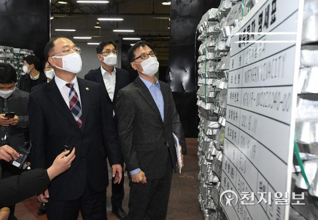 홍남기 경제부총리 겸 기획재정부 장관이 24일 대전 지방조달청 비축 창고를 방문해 보관 중인 알루미늄을 살펴보고 있다. (제공: 기획재정부) ⓒ천지일보 2021.11.25