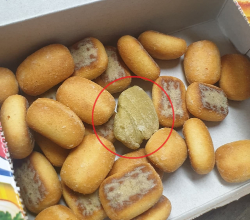 오리온 ‘와클’ 과자에 시즈닝 덩어리로 추정되는 이물질이 들어가 있다. (출처: 독자제공)