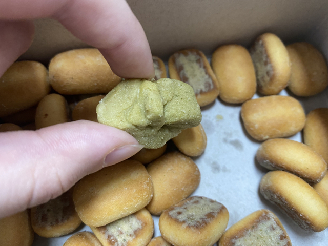 오리온 ‘와클’ 과자에서 시즈닝이 뭉쳐진 것이 발견됐다. (출처: 제보자 제공)