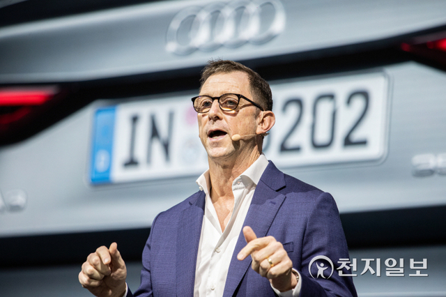[천지일보=남승우 기자] 제프 매너링 아우디폭스바겐코리아 아우디 부문 사장이 25일 경기 고양시 킨텍스 제2전시관에서 열린 ‘2021 서울모빌리티쇼’ 프레스데이에서 아우디 A6 e-트론 컨셉트, Q4 e-트론, RS e-트론 GT 등을 소개하고 있다. (제공: 아우디코리아) ⓒ천지일보 2021.11.25