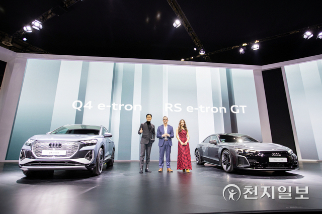 [천지일보=남승우 기자] 제프 매너링 아우디폭스바겐코리아 아우디 부문 사장과 가수 겸 배우 최시원, 정수정(크리스탈)이 25일 경기 고양시 킨텍스 제2전시관에서 열린 ‘2021 서울모빌리티쇼’ 프레스데이에서 아우디의 순수 전기차 Q4 e-트론과 RS e-트론 GT을 선보이고 있다. (제공: 아우디코리아) ⓒ천지일보 2021.11.25