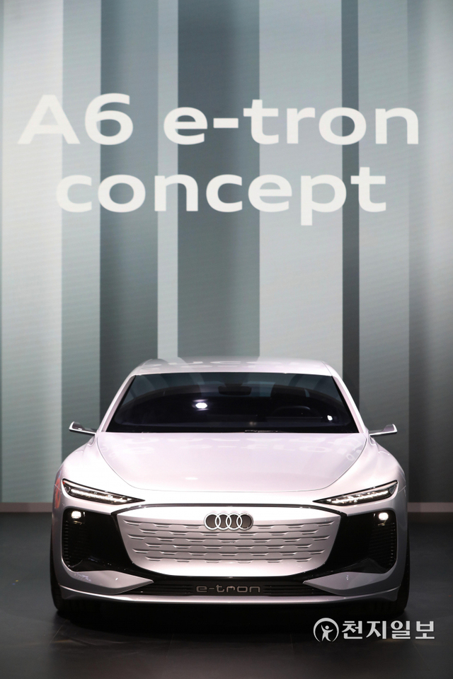 [천지일보=남승우 기자] 아우디가 25일 경기 고양시 킨텍스 제2전시관에서 열린 ‘2021 서울모빌리티쇼’ 프레스데이에서 A6 e-트론 컨셉트카를 선보이고 있다. ⓒ천지일보 2021.11.25