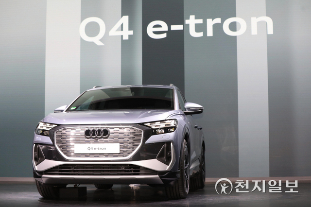 [천지일보=남승우 기자] 아우디가 25일 경기 고양시 킨텍스 제2전시관에서 열린 ‘2021 서울모빌리티쇼’ 프레스데이에서 Q4 e-트론을 선보이고 있다. ⓒ천지일보 2021.11.25