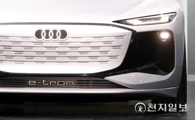 [천지일보=남승우 기자] 아우디가 25일 경기 고양시 킨텍스 제2전시관에서 열린 ‘2021 서울모빌리티쇼’ 프레스데이에서 A6 e-트론 컨셉트카를 선보이고 있다. ⓒ천지일보 2021.11.25