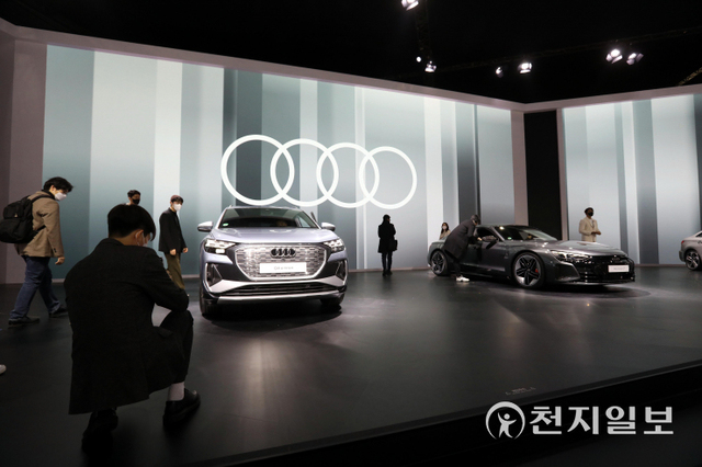 [천지일보=남승우 기자] 25일 경기 고양시 킨텍스 제2전시관에서 ‘2021 서울모빌리티쇼’ 프레스데이가 개최된 가운데 아우디 부스에서 취재진 및 관계자들이 A6 e-트론 컨셉트, Q4 e-트론, RS e-트론 GT 등을 살펴보고 있다. ⓒ천지일보 2021.11.25