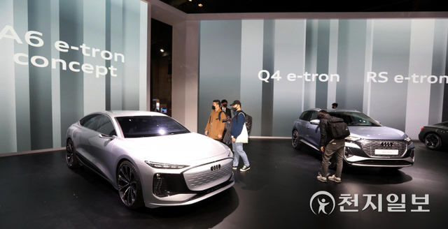 [천지일보=남승우 기자] 25일 경기 고양시 킨텍스 제2전시관에서 ‘2021 서울모빌리티쇼’ 프레스데이가 개최된 가운데 아우디 부스에서 취재진 및 관계자들이 A6 e-트론 컨셉트, Q4 e-트론, RS e-트론 GT 등을 살펴보고 있다. ⓒ천지일보 2021.11.25