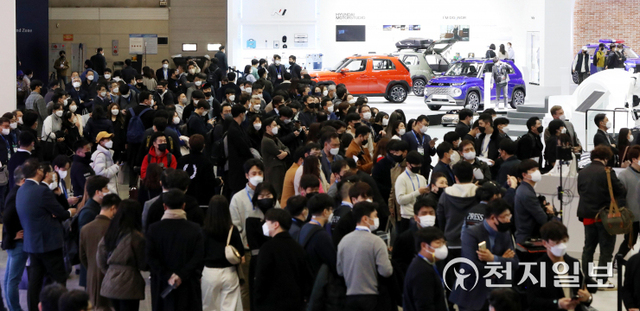 [천지일보=남승우 기자] 25일 오전 경기 고양시 킨텍스 제2전시관에서 ‘2021 서울모빌리티쇼’ 프레스데이가 개최된 가운데 행사장이 취재진들로 북적이고 있다. ⓒ천지일보 2021.11.25