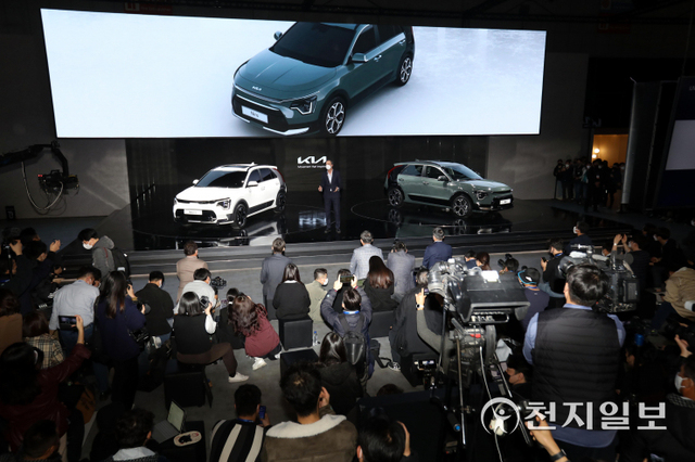 [천지일보=남승우 기자] 카림 하비브 기아자동차 전무가 25일 경기 고양시 일산 킨텍스 제2전시관에서 개최된 ‘2021 서울모빌리티쇼’ 프레스데이에서 기아의 전용 친환경 스포츠유틸리티차량(SUV) 모델 ‘디 올 뉴 기아 니로’를 소개하고 있다. ⓒ천지일보 2021.11.25