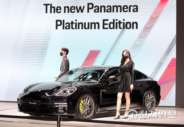 [천지일보=남승우 기자] 포르쉐코리아가 25일 경기 고양시 킨텍스 제2전시관에서 열린 ‘2021 서울모빌리티쇼’ 프레스데이에서 파나메라 플래티넘 에디션을 아시아 최초로 선보이고 있다.  ⓒ천지일보 2021.11.25