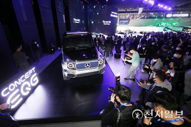 메르세데스 벤츠 코리아가 25일 경기 고양시 킨텍스 제2전시관에서 열린 ‘2021 서울모빌리티쇼’ 프레스데이에서 순수 전기차인 벤츠 ‘더 뉴 EQE’ ‘더 뉴 메르세데스-AMG EQS 53 4매틱+’ ‘컨셉 EQG’ ‘더 뉴 EQS’ ‘더 뉴 EQB’ 등 5종의 모델을 공개하고 있다. ⓒ천지일보 2021.11.25