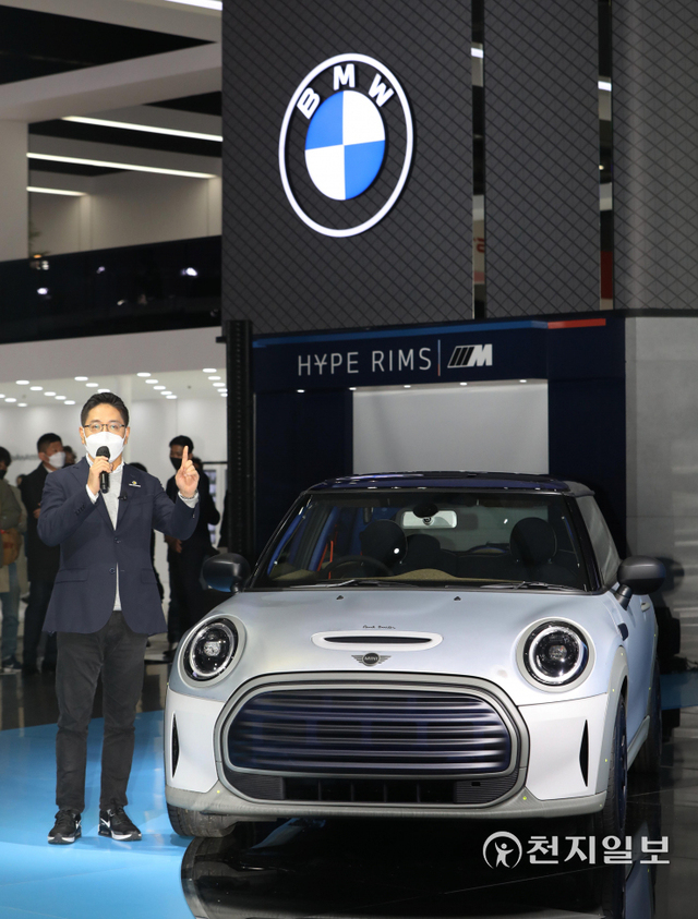 [천지일보=남승우 기자] BMW코리아 총괄 조인철 이사가 25일 경기 고양시 킨텍스 제2전시관에서 열린 ‘2021 서울모빌리티쇼’ 프레스데이에서 순수전기 모델인 MINI 스트립(아시아 최초 공개)을 소개하고 있다. ⓒ천지일보 2021.11.25