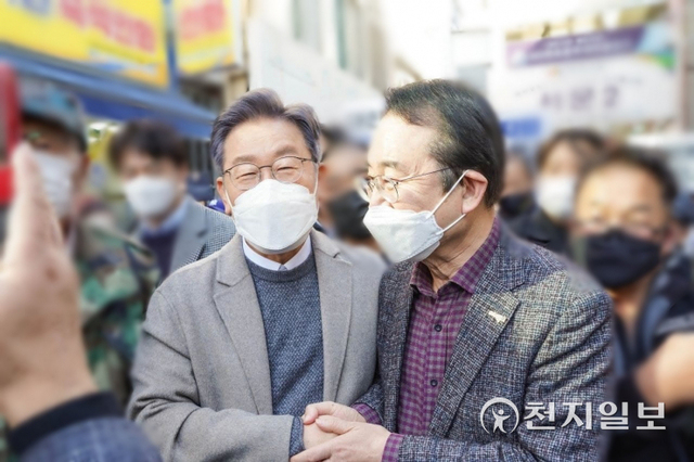 [천지일보 목포=김미정 기자] 더불어민주당 이재명 대선후보가 26일 목포 동문시장을 방문한 가운데 김종식 목포시장과 악수를 하고 있다. ⓒ천지일보 2021.11.26
