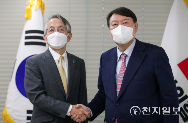 [천지일보=박준성 기자] 국민의힘 윤석열 대선후보가 26일 서울 여의도 국민의힘 당사에서 아이보시 고이치 주한일본대사를 접견하고 있다. ⓒ천지일보 2021.11.26