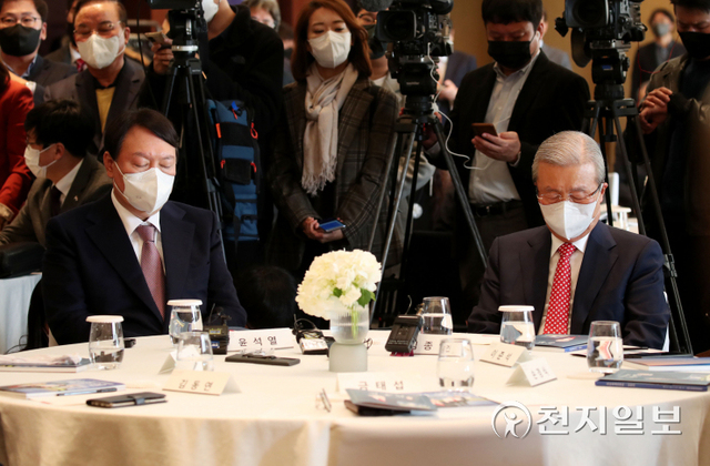 [천지일보=박준성 기자] 국민의힘 김종인 전 비대위원장과 윤석열 대선후보가 15일 서울 용산구 그랜드 하얏트 서울 호텔에서 열린 만화로 읽는 오늘의 인물이야기 ‘비상대책위원장-김종인’ 출판기념회에 참석해 자리하고 있다. ⓒ천지일보 2021.11.15