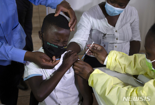 10월 21일(현지시간) 남아프리카공화국 요하네스 인근 딥스루트 타운쉽에서 한 아이가 화이자 코로나19 백신을 접종 받으며 몸을 움츠리고 있다. (출처: 뉴시스)