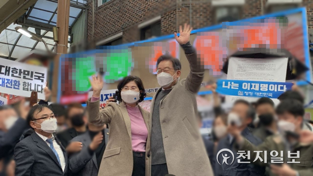 [천지일보 목포=김미정 기자] 더불어민주당 이재명 대선후보가 26일 목포 동부시장을 방문해 시민들에게 인사하고 있다. ⓒ천지일보 2021.11.26