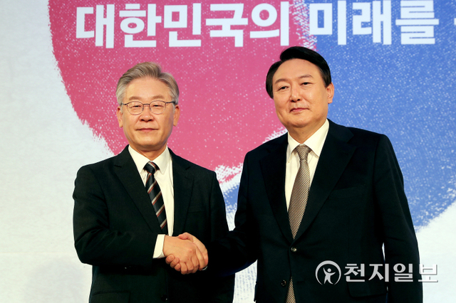 [천지일보=박준성 기자] 더불어민주당 이재명 대선후보와 국민의힘 윤석열 대선후보가 24일 서울 종로구 포시즌스 호텔에서 열린 ‘2021 중앙포럼’에 참석해 인사하고 있다. ⓒ천지일보 2021.11.24