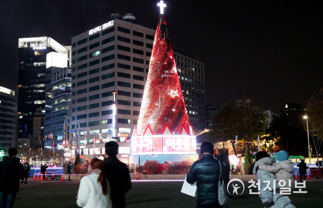 [천지일보=박준성 기자] 5일 오후 서울 시청 앞 서울광장에서 크리스마스트리 점등식이 진행되고 있다. 높이 20m로 설치된 크리스마스트리는 LED 조명을 통한 다양한 크리스마스 이미지를 표현하는 디지털 트리로 만들어졌다. 성탄트리는 내년 2021년 1월 3일까지 불을 밝힌다. ⓒ천지일보 2020.12.5