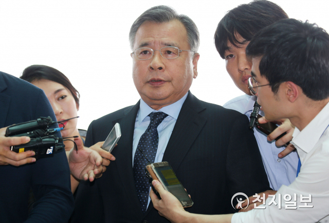 수산업자 김모(43, 수감 중)씨로부터 포르쉐 차량을 제공받은 의혹이 제기된 박영수 특별검사. ⓒ천지일보DB
