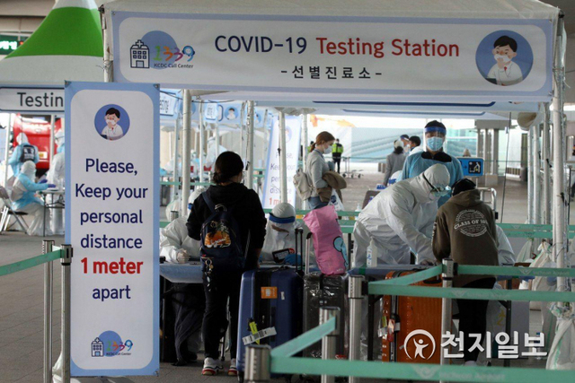 [천지일보=남승우 기자] 모든 해외 입국자에 대해 2주간의 자가격리 의무화를 하루 앞둔 31일 오후 인천국제공항 제2터미널 입국장 옥외공간에 설치된 개방형 선별진료소(오픈 워킹스루, Open Walking Thru)에서 영국 런던발 여객기를 타고 입국한 무증상 외국인들이 신종 코로나바이러스 감염증(코로나19) 진단검사를 받고 있다. ⓒ천지일보 2020.3.31