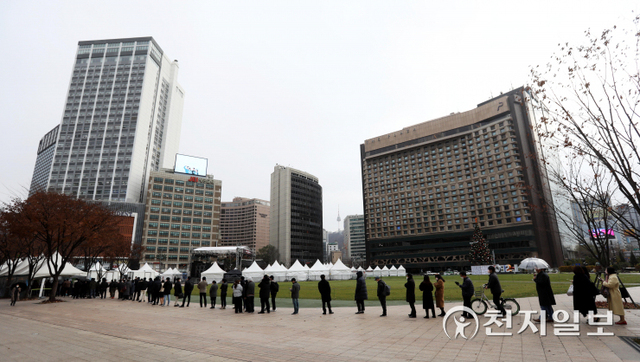 [천지일보=남승우 기자] 신종 코로나바이러스 감염증(코로나19) 신규 확진자가 3901명으로 집계된 26일 오후 서울 중구 서울광장 임시 선별검사소에서 시민들이 코로나19 검사를 받기 위해 길게 줄을 서서 기다리고 있다. ⓒ천지일보 2021.11.26