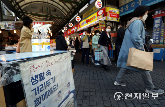 [천지일보=남승우 기자] 11월 초 단계적 일상회복(위드 코로나)으로 방역체계 전환을 앞둔 22일 서울 종로구 광장시장에서 시민들이 식사를 하고 있다.한편 서울시는 연말까지 중대형 규모의 전통시장에 대해 강도 높은 특별방역을 실시할 예정이다. 시에 따르면 보유점포가 100개 이상이며 공동작업장을 갖고 있는 108개 중대형규모 전통시장에 ‘안심콜 출입명부’가 도입된다. 아울러 점포를 비우기가 힘든 상인을 위해 ‘찾아가는 선별검사소’를 40개시장에 설치한다. 서울시내에는 352개의 전통시장이 있으며 5만7000여개 점포에 약 11만명의 상인들이 종사하고 있다. ⓒ천지일보 2021.10.22