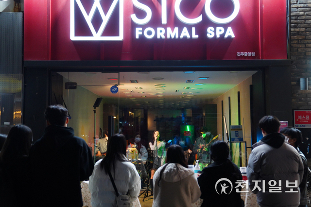 진주시 적정문화도시 조성을 위한 ‘지역문화특화 콘텐츠 공모’에 선정된 문화예술팀들이 쇼윈도 버스킹·이어폰서트 공연을 펼치고 있다. (제공: 진주시) ⓒ천지일보 2021.11.28