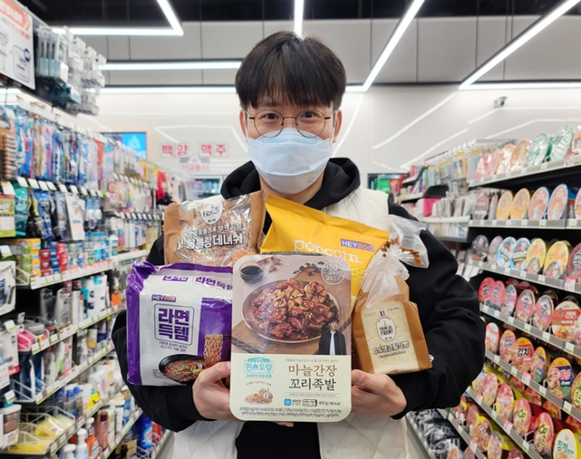 모델이 CU에서 신상품들을 선보이고 있다. (제공: BGF리테일)