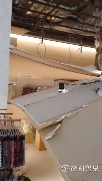 29일 서울 여의도 더현대서울 의류매장에서 천장이 붕괴해 직원들이 대피하고 있다. (독자 제공) ⓒ천지일보 2021.11.29