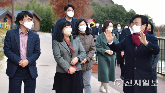 조규일 진주시장이 29일 오후 월아산 숲속의 진주 어린이도서관에서 열린 ‘시민과의 데이트’ 행사에서 제8기 생활공감정책 참여단과 이야기를 나누고 있다. (제공: 진주시) ⓒ천지일보 2021.11.29