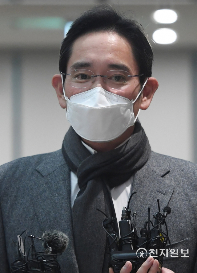 [천지일보=남승우 기자] 이재용 삼성전자 부회장이 24일 오후 열흘 간의 미국 출장길을 마치고 서울 강서구 서울김포비즈니스항공센터를 통해 귀국, 취재진의 질문에 답변을 하고 있다. 삼성전자는 이날 미국 텍사스주 테일러시에 20조원 규모의 파운드리(시스템반도체 위탁생산) 공장을 신설하겠다고 최종 발표했다. ⓒ천지일보 2021.11.24