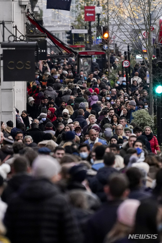 [런던=AP/뉴시스] 28일(현지시간) 영국 런던에서 일부 마스크를 쓴 시민들이 리젠트 거리를 걷고 있다. 보리스 존슨 영국 총리는 영국에서 2명의 코로나19 '오미크론' 변이 감염이 확인되자 '표적 및 예방 조치'가 필요하다고 밝혔다. 존슨 총리는 