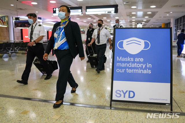 호주, 남아공 입국자 2명 ‘오미크론’ 감염 확인[시드니=AP/뉴시스] 29일 호주 시드니 공항에서 한 항공사 승무원들이 터미널을 빠져나오고 있다. 호주 당국은 28일 남아공에서 시드니에 도착한 여행객 2명이 호주에서 처음으로 코로나19 오미크론 양성반응을 보였다고 밝혔다. 이들은 모두 백신 접종을 완료한 상태였던 것으로 알려졌다.