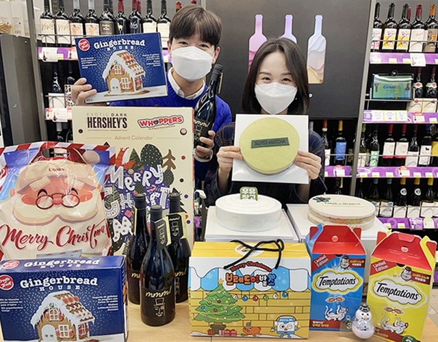 모델들이 CU에서 선보이는 홈파티 관련 상품들을 선보이고 있다. (제공: BGF리테일)