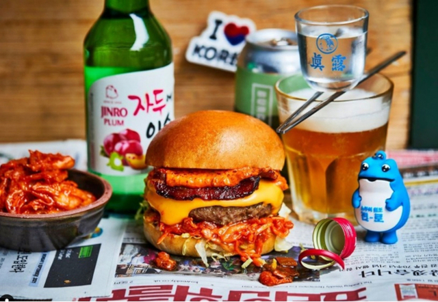 하이트진로가 어니스트버거 사와 협업해 이달 한 달간 영국 런던에서 자두에이슬과 김치버거의 세트 메뉴를 선보이고 있다. (제공: 하이트진로)