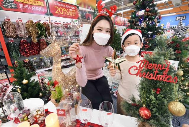 모델들이 30일 서울 등촌동 홈플러스 강서점에서 크리스마스용품을 선보이고 있다. (제공: 홈플러스)