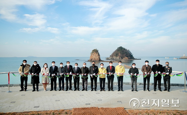 지난달 29일 태안 ‘꽃지해안공원’ 준공식에서 가세로 태안군수를 비롯한 관계자들이 기념사진을 찍고 있다. (제공: 태안군청)  ⓒ천지일보 2021.11.30