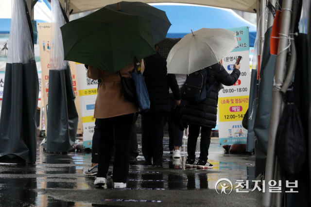 [천지일보=남승우 기자] 신종 코로나바이러스 감염증(코로나19) 신규 확진자가 3032명으로 집계, 위중증 환자는 어제보다 32명 늘어난 661명으로 역대 최다를 기록한 30일 오전 서울역 광장 임시 선별검사소에서 시민들이 우산을 쓴 채 코로나19 검사를 받기 위해 줄을 서서 기다리고 있다. ⓒ천지일보 2021.11.30