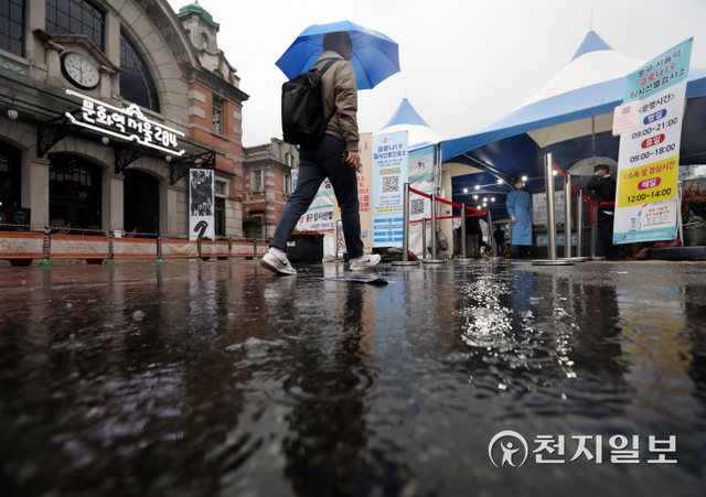 [천지일보=남승우 기자] 신종 코로나바이러스 감염증(코로나19) 신규 확진자가 3032명으로 집계, 위중증 환자는 어제보다 32명 늘어난 661명으로 역대 최다를 기록한 30일 오전 한 시민이 우산을 쓴 채 코로나19 검사를 받기 위해 서울역 광장 임시 선별검사소로 들어서고 있다. ⓒ천지일보 2021.11.30