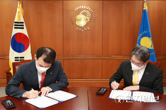 29일 정은보 금융감독원장(왼쪽)과 이명호 한국예탁결제원 사장이 금융투자상품 정보공유를 위한 업무협약을 체결하고 있다. (제공: 한국예탁결제원) ⓒ천지일보 2021.11.30