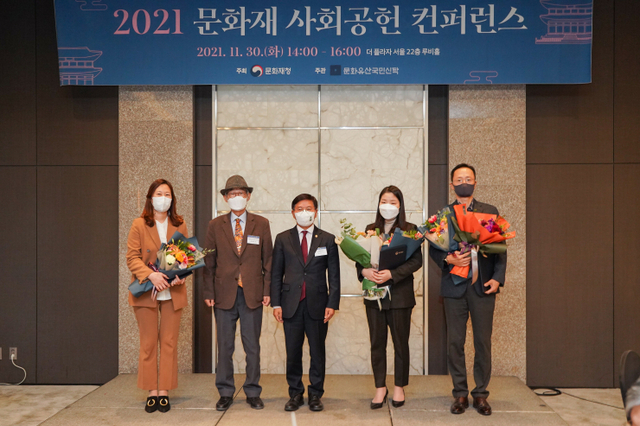 이정원 전무(오른쪽 첫번째)와 참석자들이 김현모 문화재청장(가운데)과 기념사진을 촬영하고 있다. (제공: 효성)