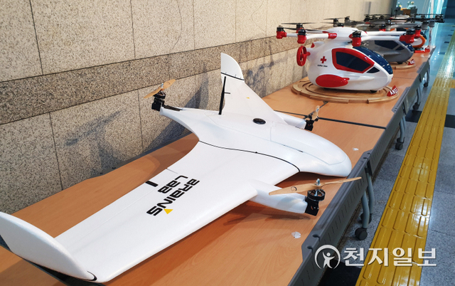 [천지일보 진주=최혜인 기자] 30일 오후 2시 진주시청 시민홀 앞에서 ‘UAM 진주’ 발대식에 앞서 1/4 크기로 제작된 도심항공교통(UAM) 기체들이 전시돼 있다. ⓒ천지일보 2021.11.30
