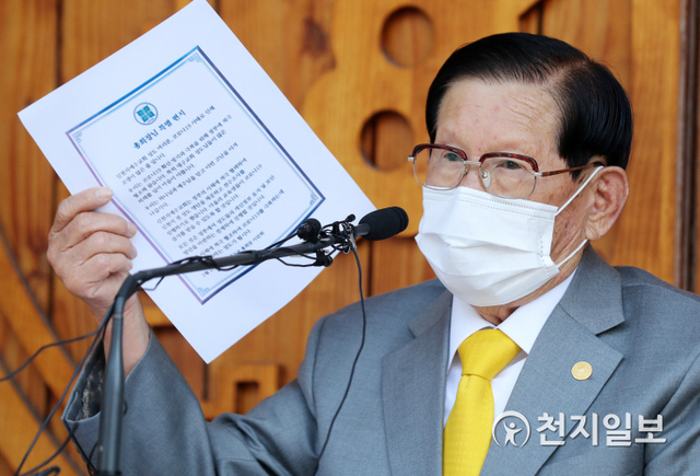 [천지일보=박준성 기자] 신천지예수교 증거장막성전(신천지) 이만희 총회장이 2일 오후 경기 가평 평화연수원에서 열린 신종 코로나바이러스 감염증(코로나19) 사태 관련 기자회견에서 총회장 특별편지를 설명하고 있다. ⓒ천지일보 2020.3.2