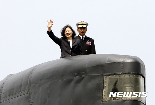 차이잉원 대만 총통이 21일 남부 가오슝에 있는 쭤잉 해군기지를 방문해 잠수함에 탑승해 손을 흔들고 있다. (출처: 뉴시스)